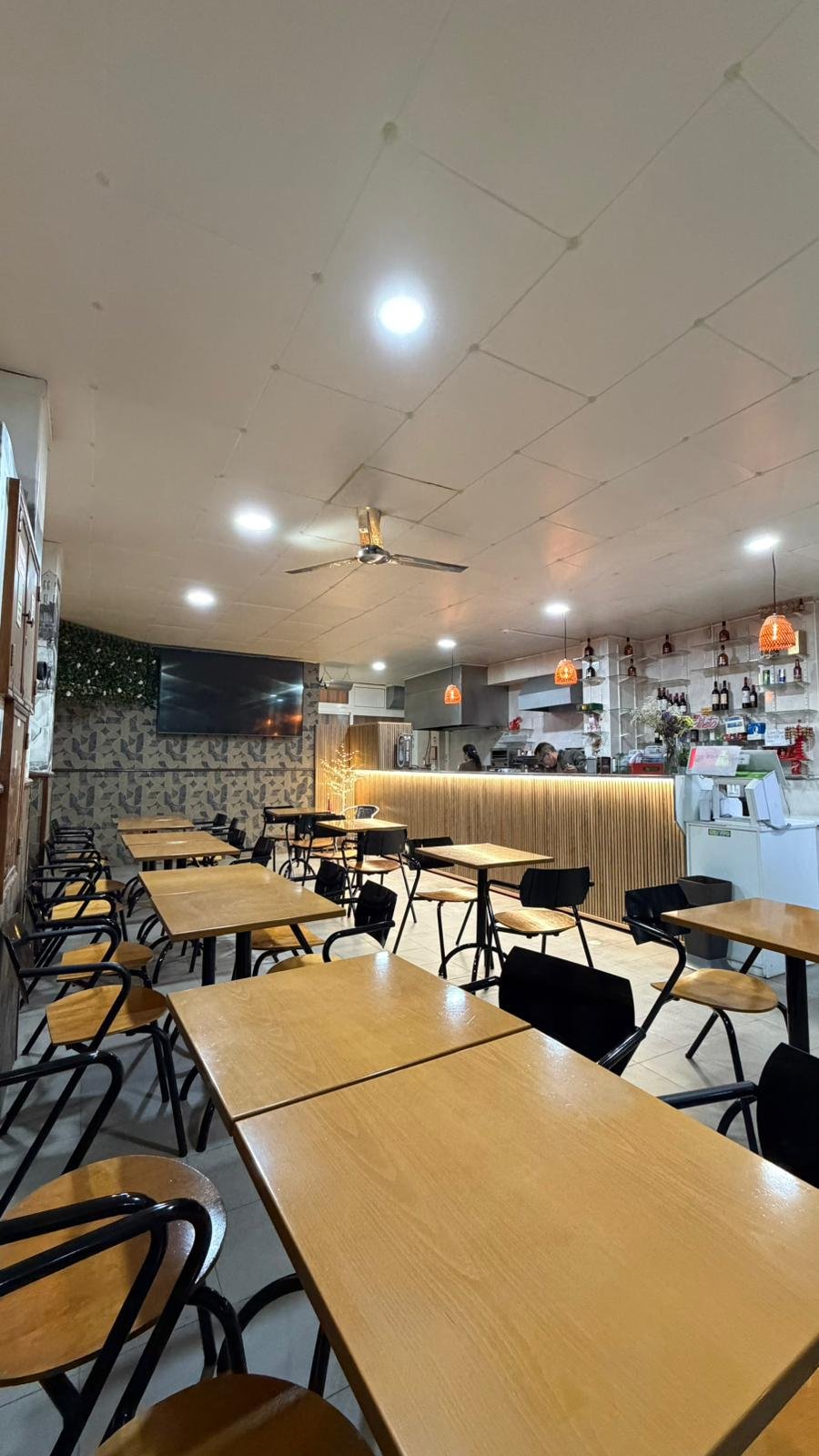 Interior acolhedor do restaurante Predileto com iluminação ambiente