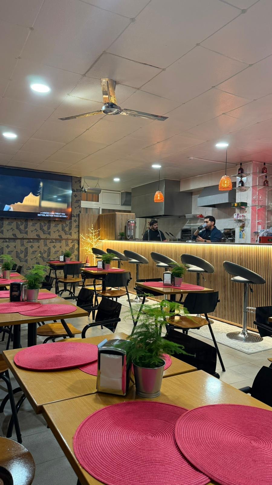 Mesas postas no restaurante Predileto